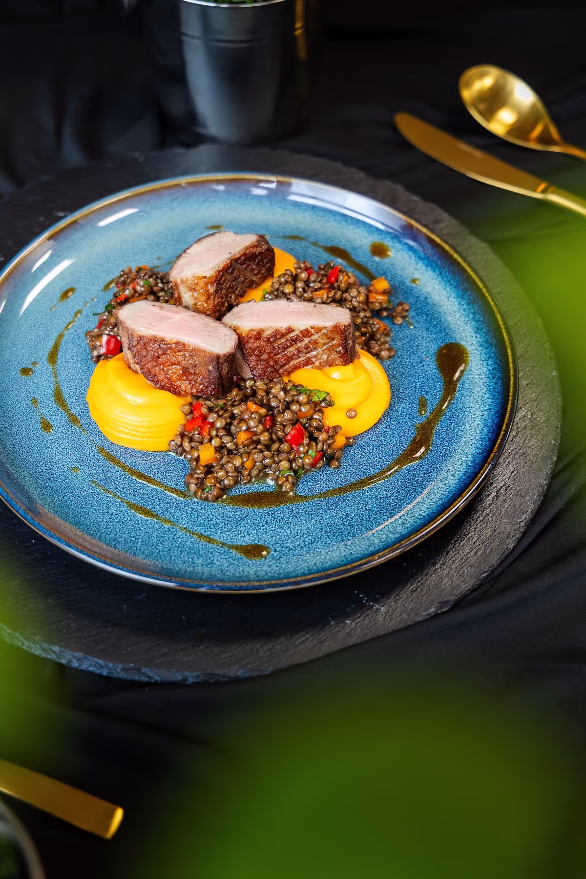 Grilované mäso s prílohou – hlavné jedlo eventového cateringu