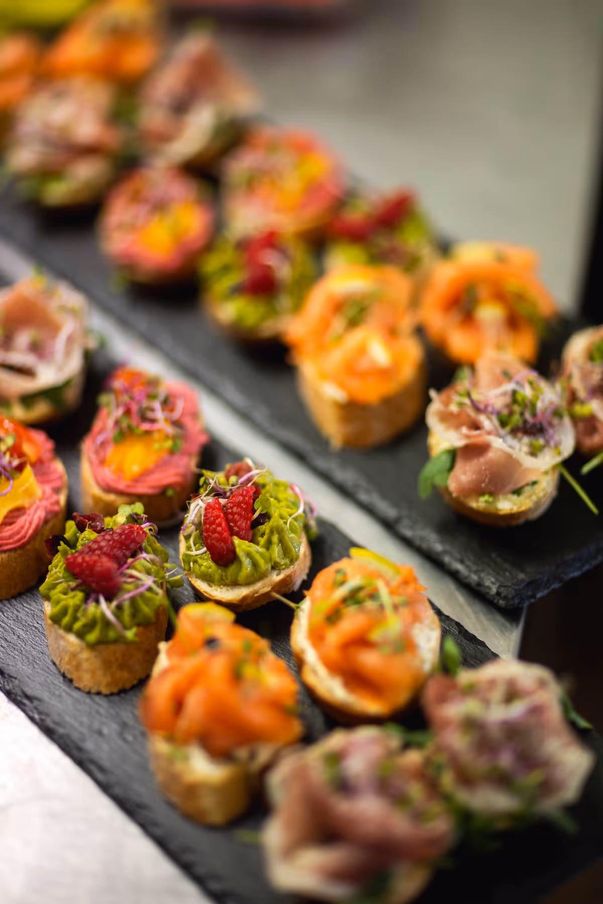 Elegantné kanapky na cateringovom bufete – studené misy Timeout Catering